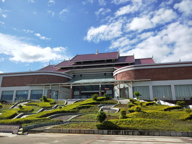 西雙版納民族博物館設(shè)計占地2萬多平，展廳設(shè)計面積4300平方米