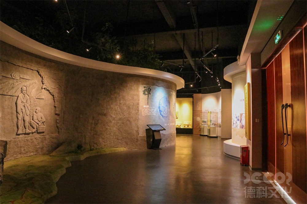 在廣州展館裝修中如何考慮展示品的燈光和影響？