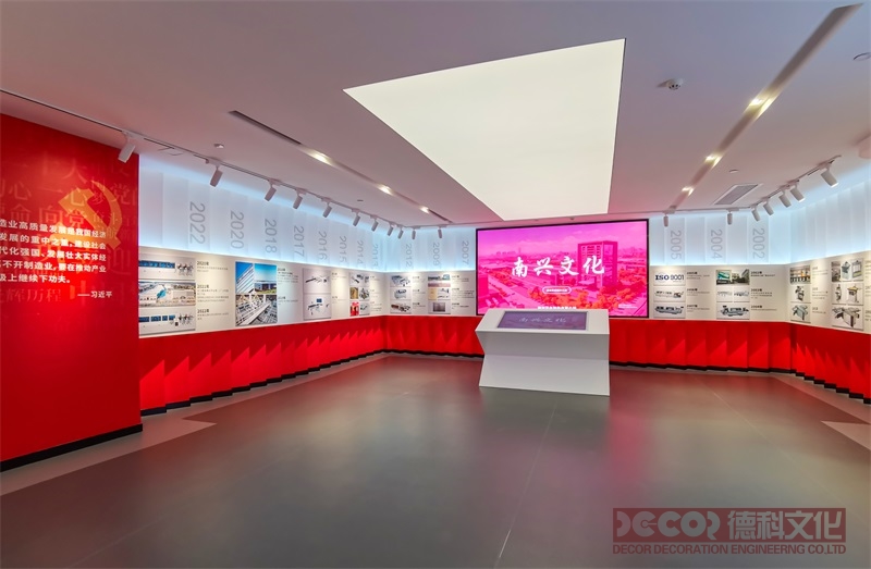 革命遺址紅色展館設計中如何平衡展覽的深度和時間的控制？
